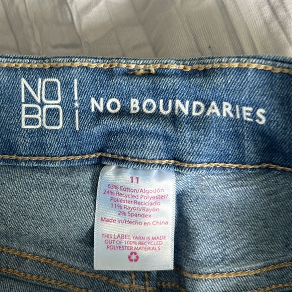 No Boundaries Denim Rolled Cuffed Shorts Size 11 - Picture 3 of 3